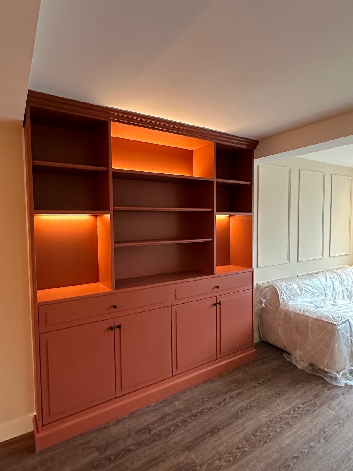 Terracotta boekenkast met verlichting