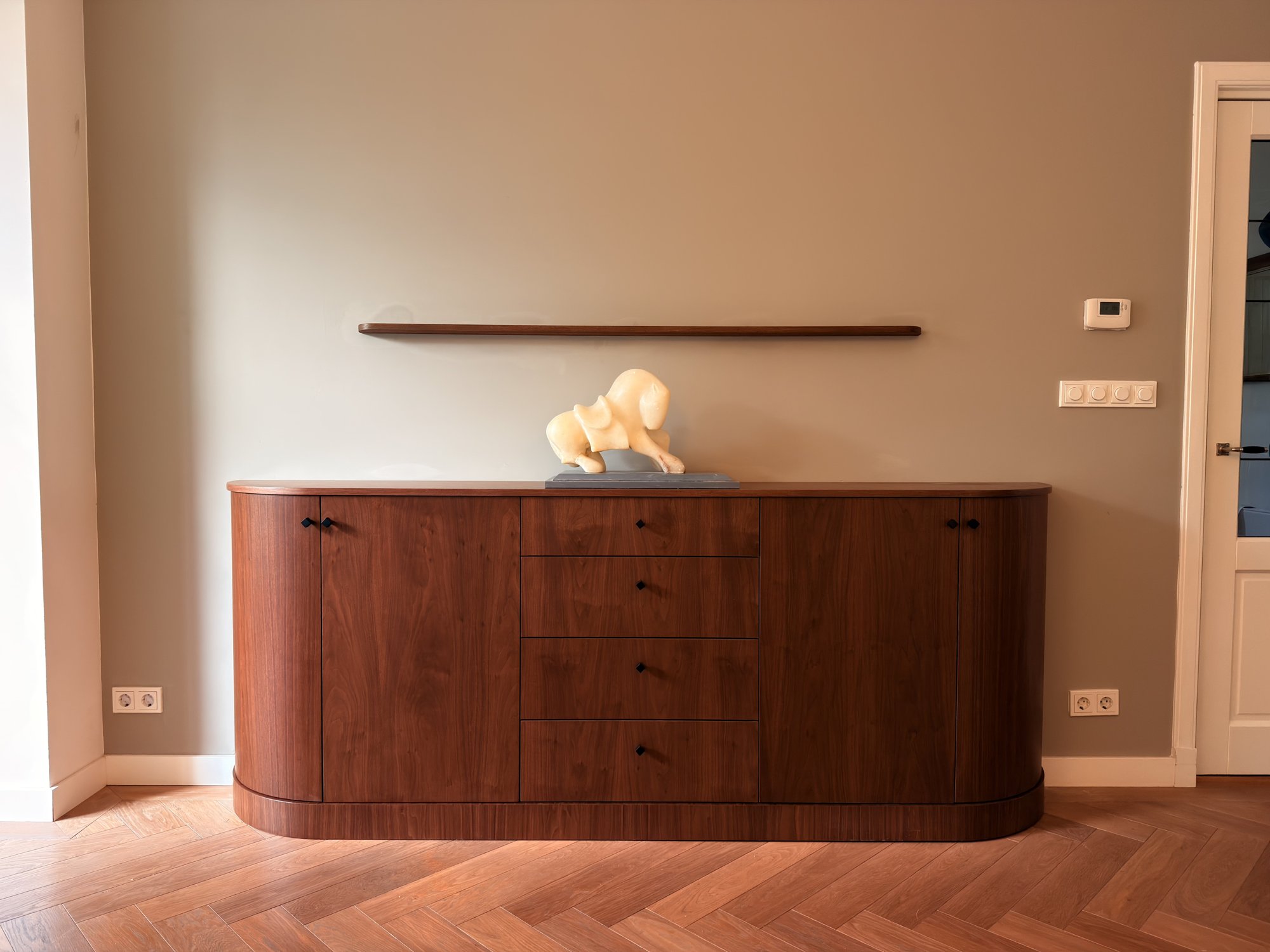 Walnoten dressoir met ronde zijkanten